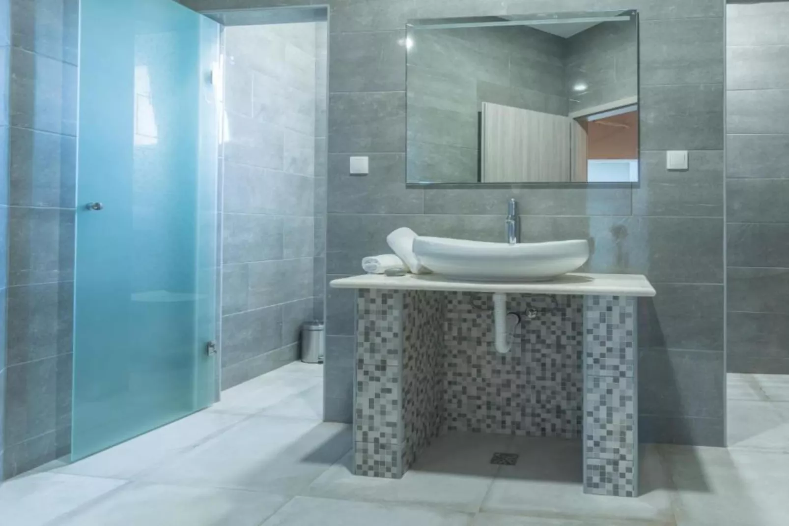 Holiday House BALEN with Swimming Pool - Six Bedroom Holiday House With Pool-Badezimmer