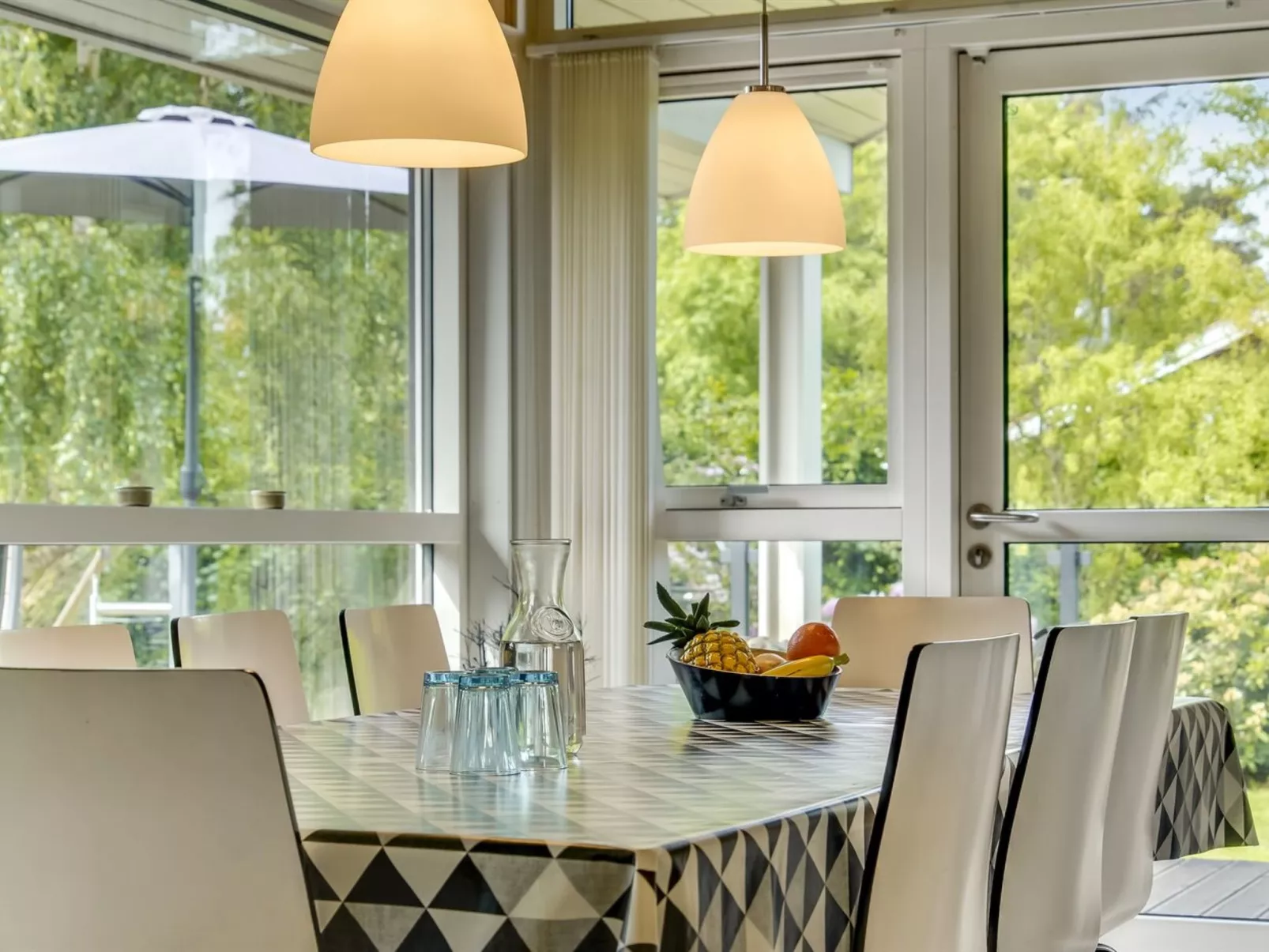 "Anemone" - 700m from the sea-Drinnen