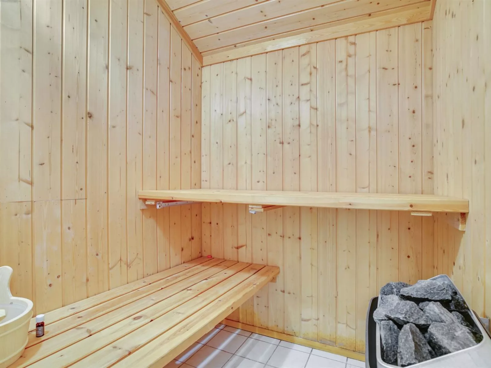 "Eivor" - 500m from the sea-Dedans