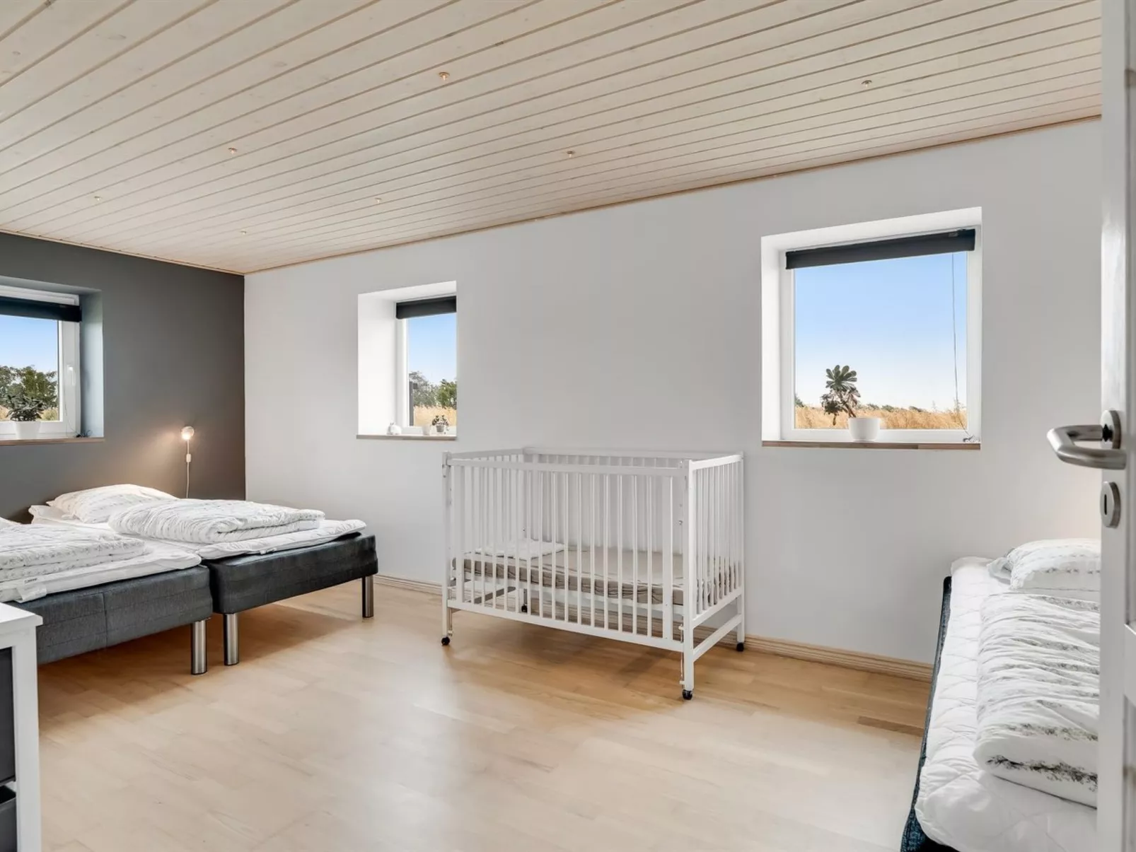 "Folkar" - 3km to the fjord-Inside