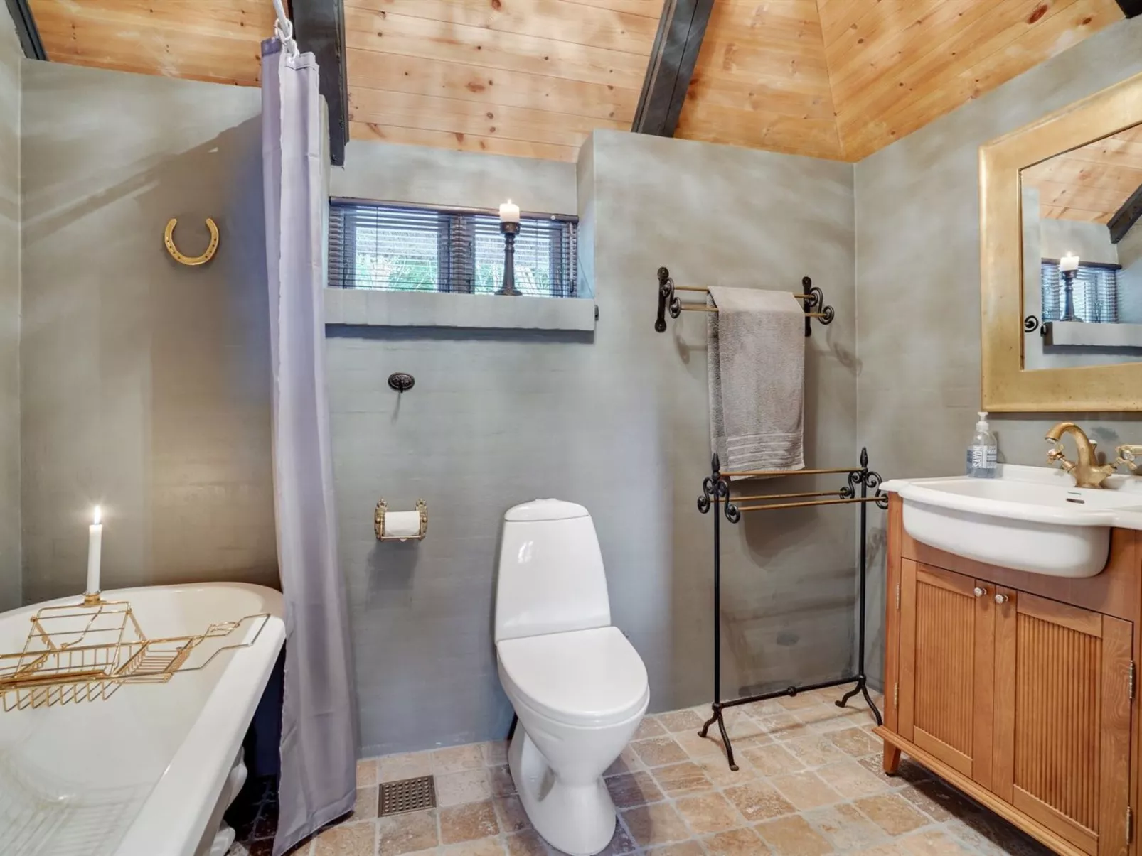 "Maileen" - 2.1km to the fjord-Dedans