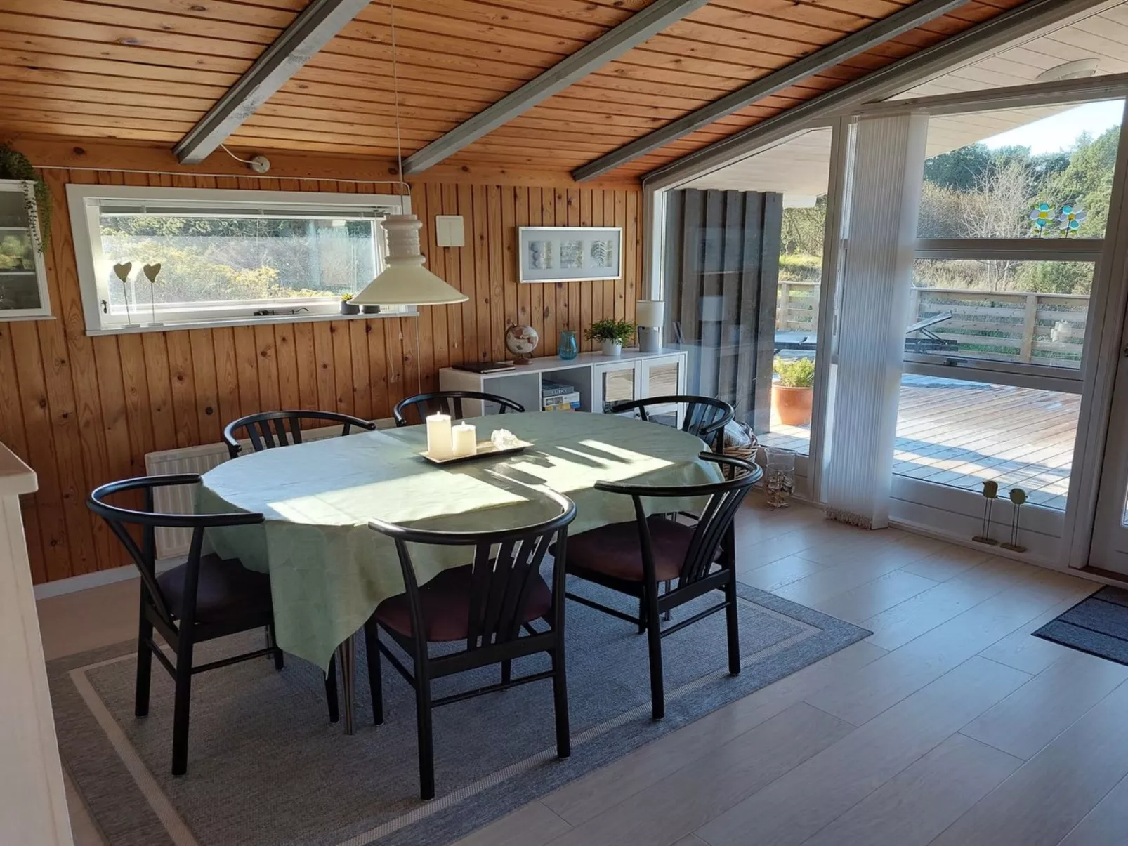 "Elgin" - 1.8km from the sea-Inside