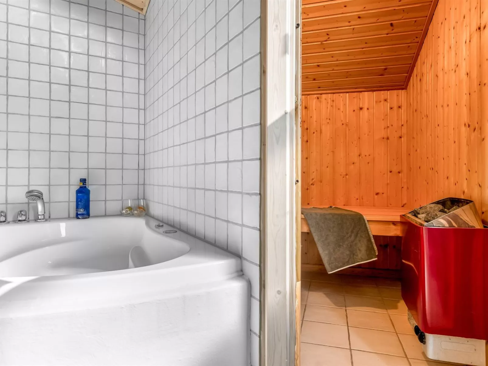 "Terho" - 1km from the sea-Drinnen