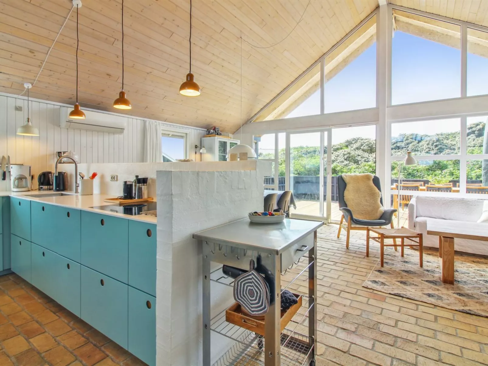 "Harry" - 100m from the sea-Dedans