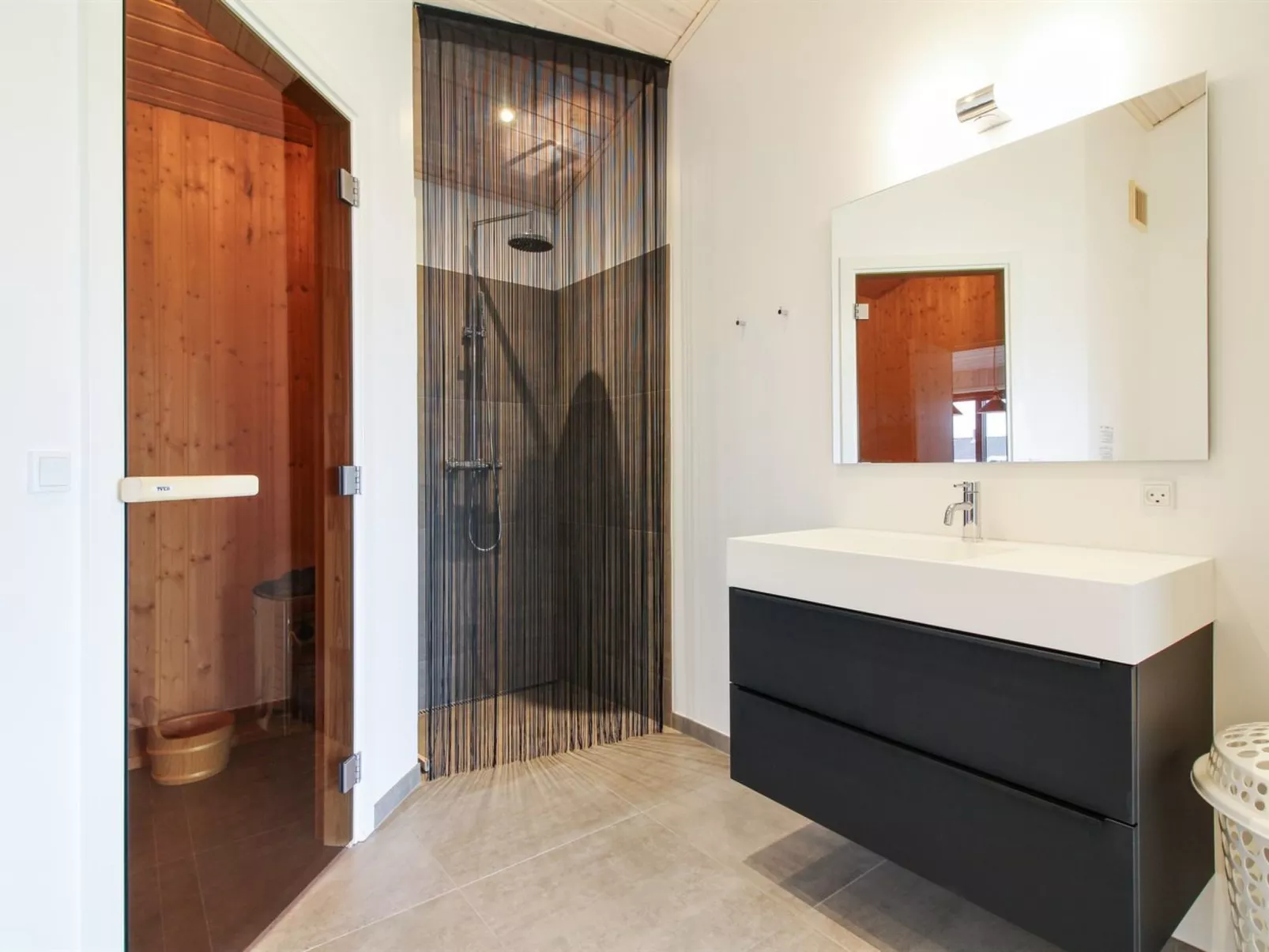 "Fannie" - 250m from the sea-Inside