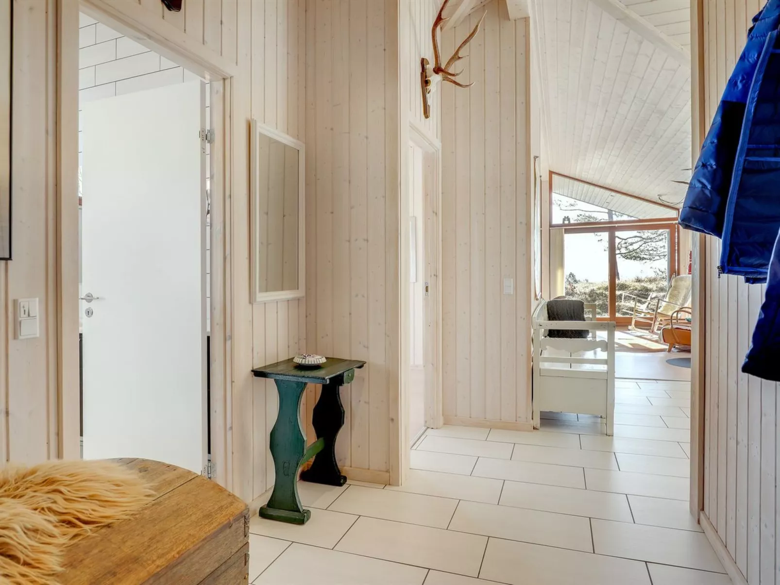 "Unto" - 25m from the sea-Drinnen