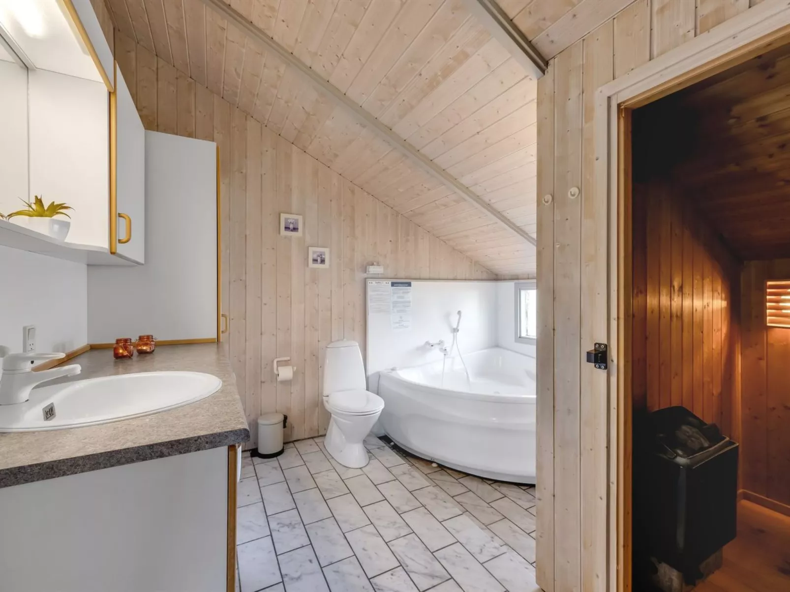 "Tuure" -  from the sea-Dedans