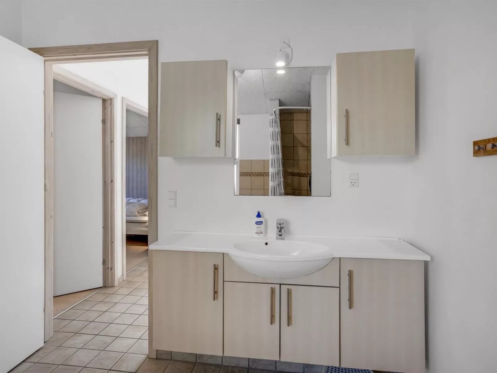 "Omar" - 1.0km from the sea-Inside