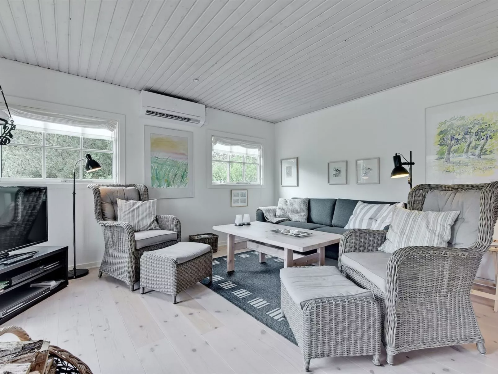 "Dines" - 1km from the sea-Inside