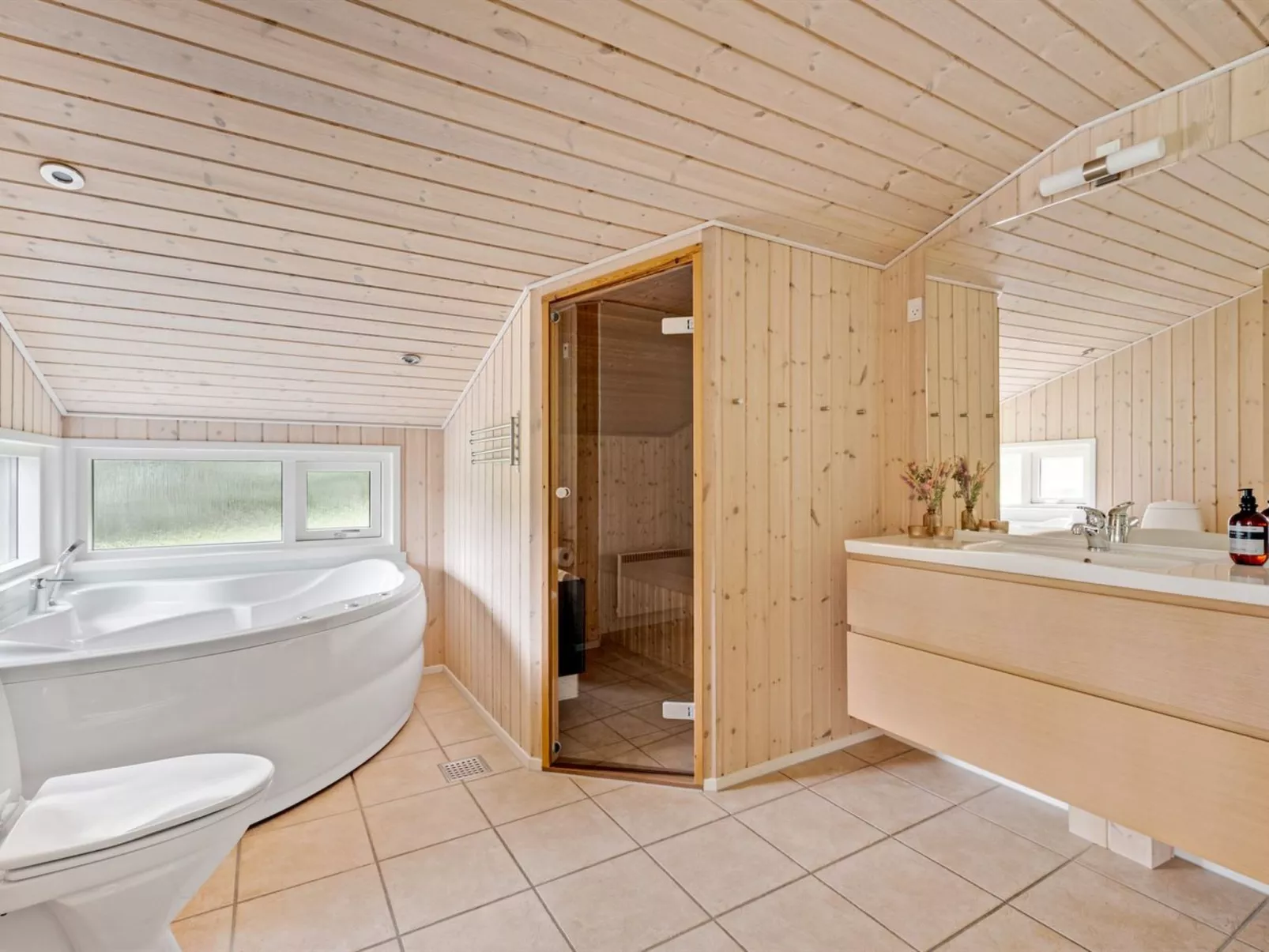 "Into" - 400m from the sea-Drinnen