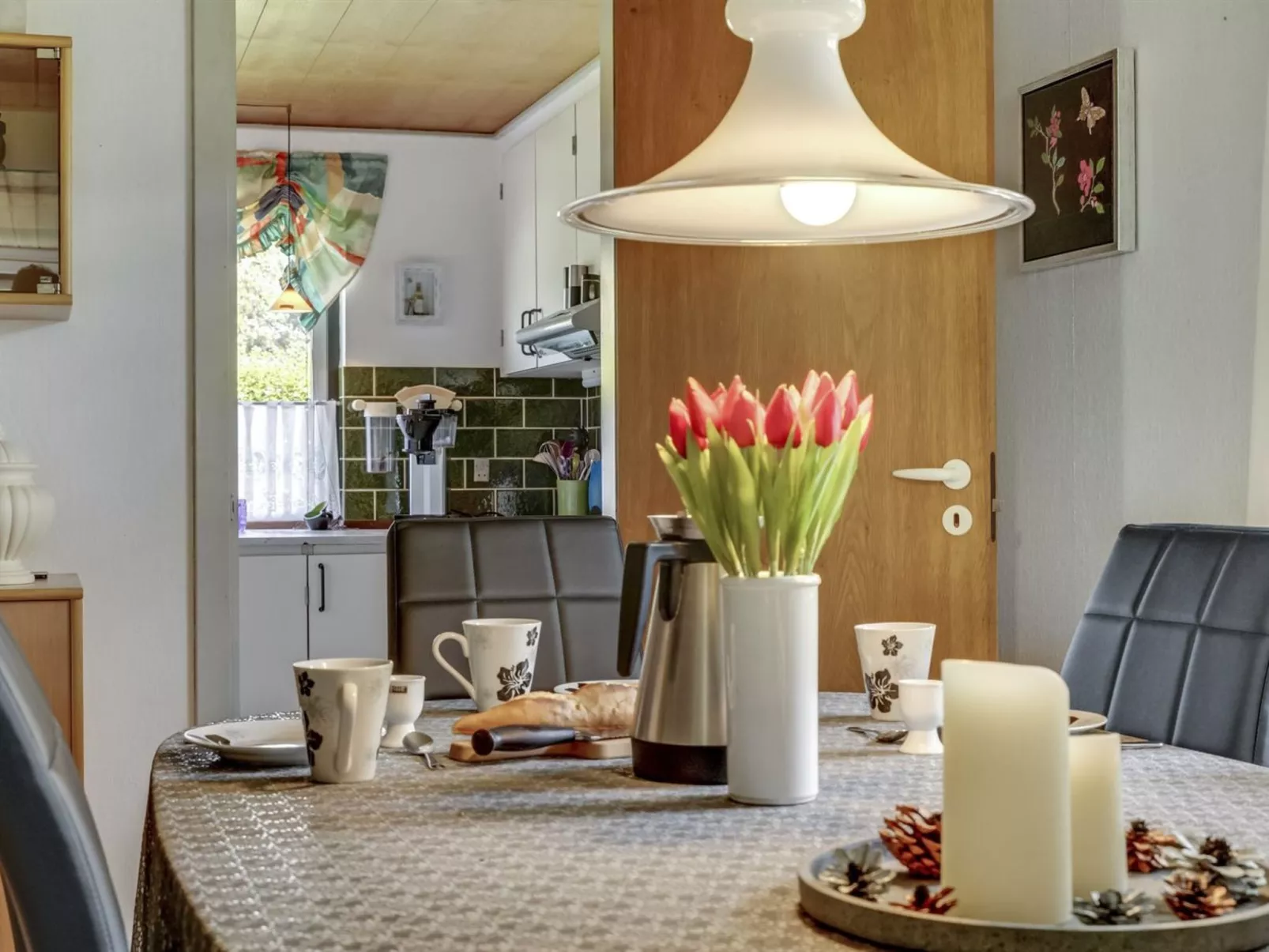 "Yak" - 350m from the sea-Drinnen