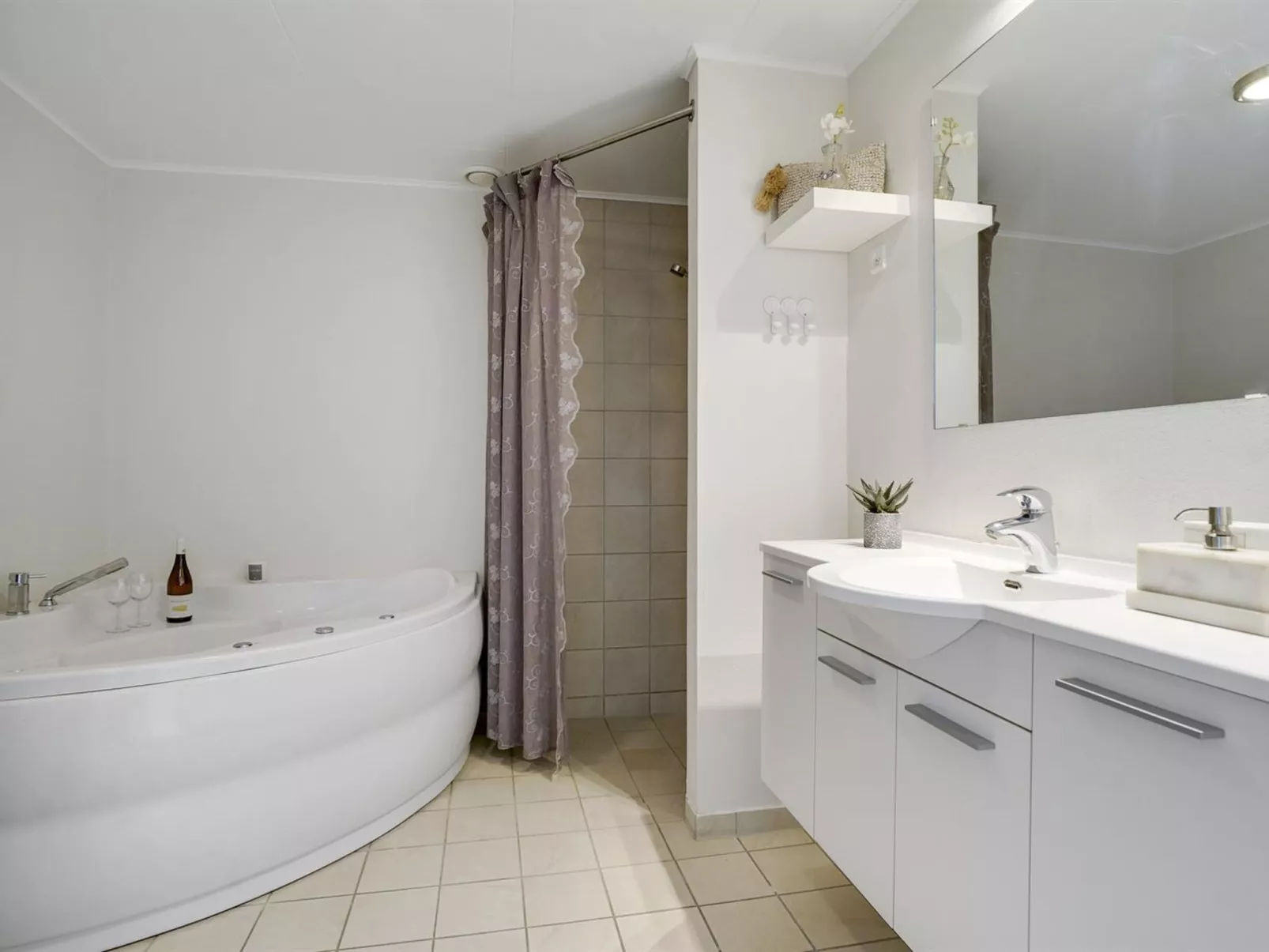 "Katharine" - 600m from the sea-Drinnen