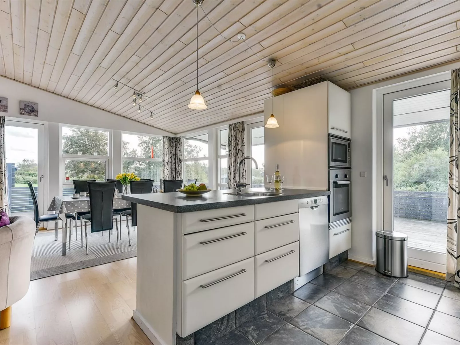 "Sylvelin" - 400m to the fjord-Inside