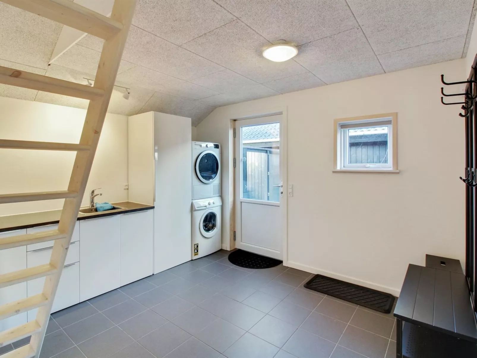 "Ethel" - 1.5km to the fjord-Drinnen