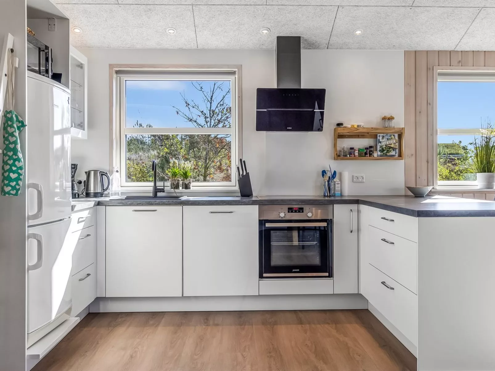 "Minke" - 2.2km from the sea-Inside