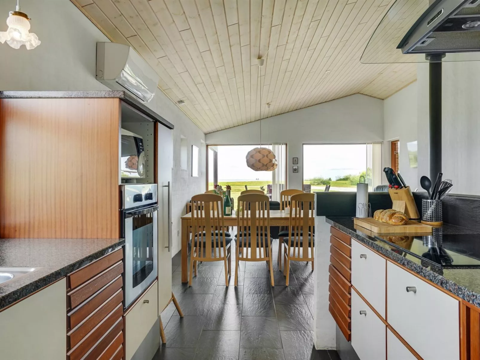 "Roope" - 50m from the sea-Drinnen