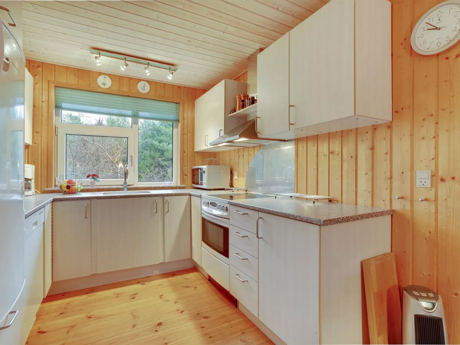 "Tille" - 700m to the fjord-Drinnen