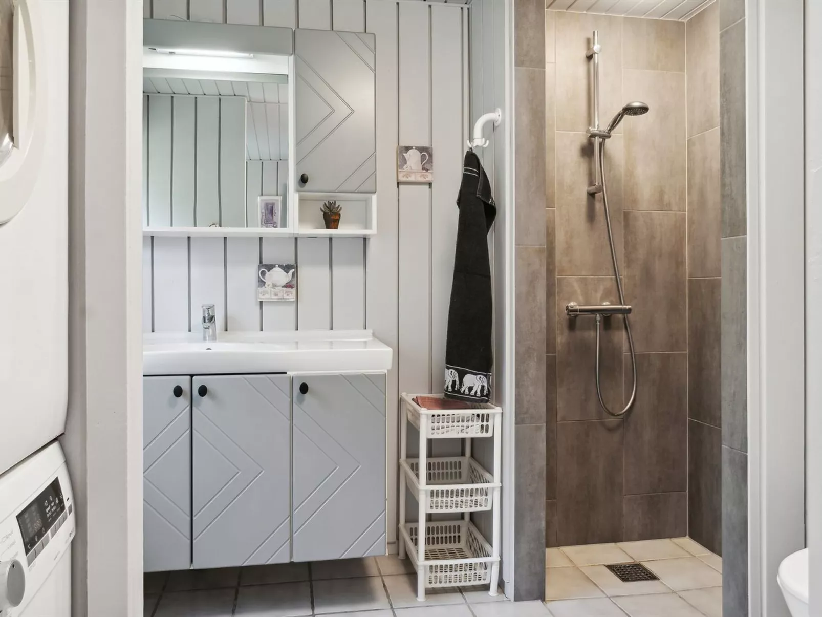 "Hallveig" - 1.1km from the sea-Drinnen