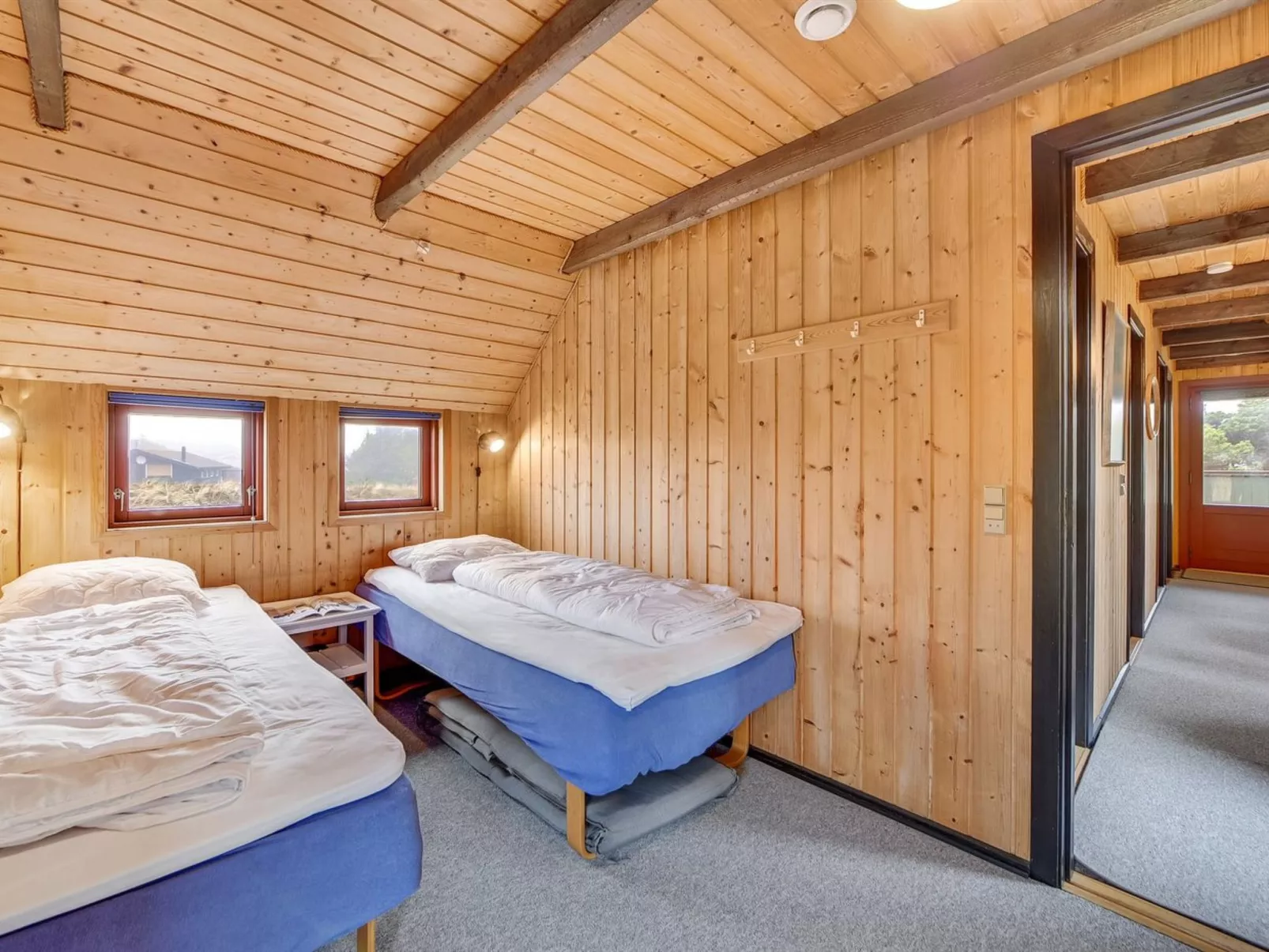 "Rayne" -  from the sea-Drinnen