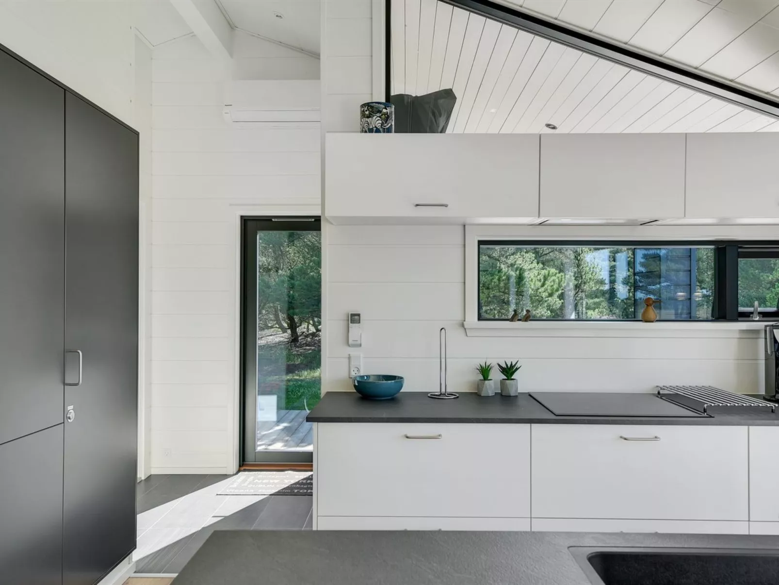 "Tea" - 2.7km from the sea-Dedans