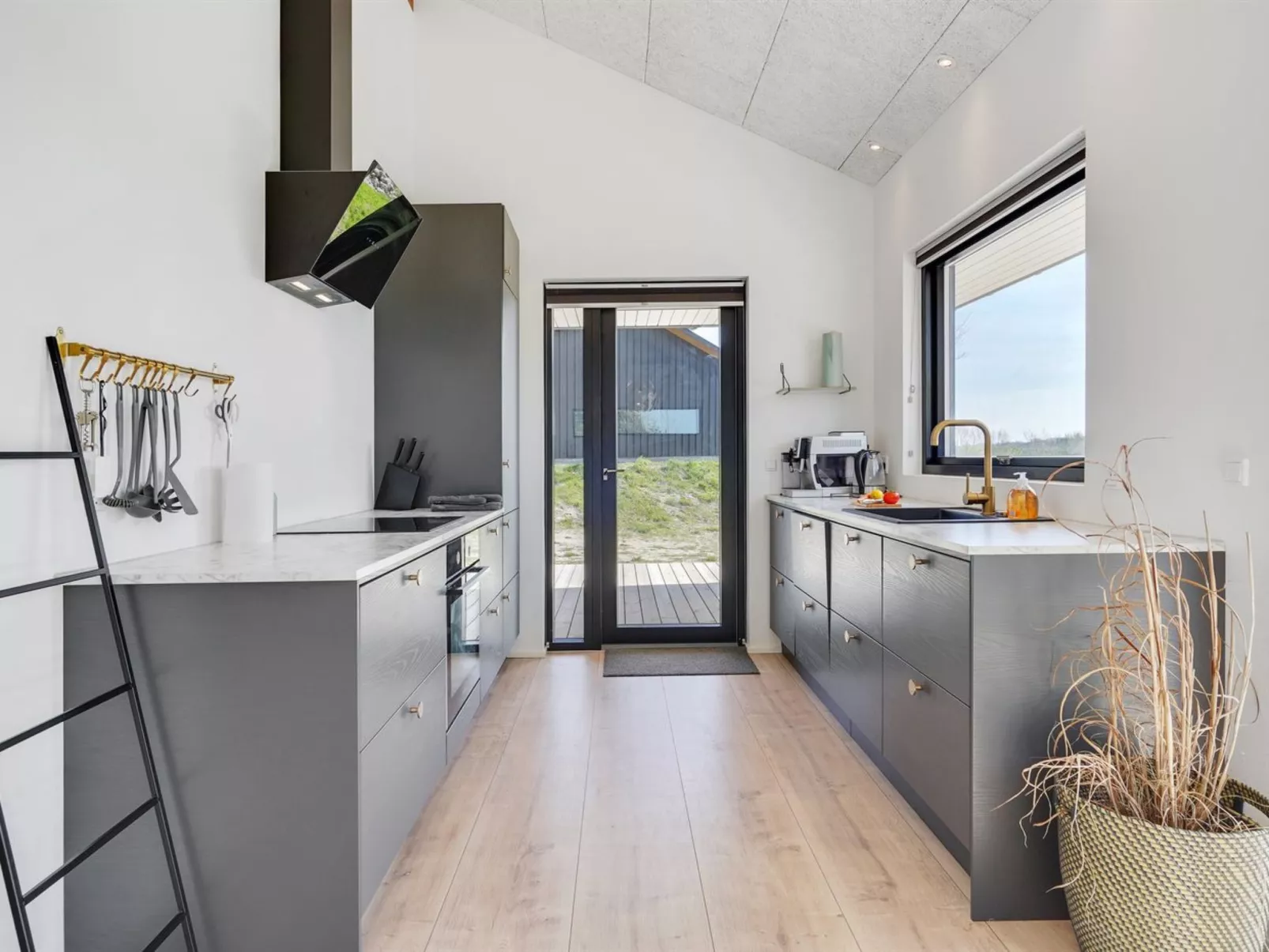 "Haley" - 150m from the sea-Dedans