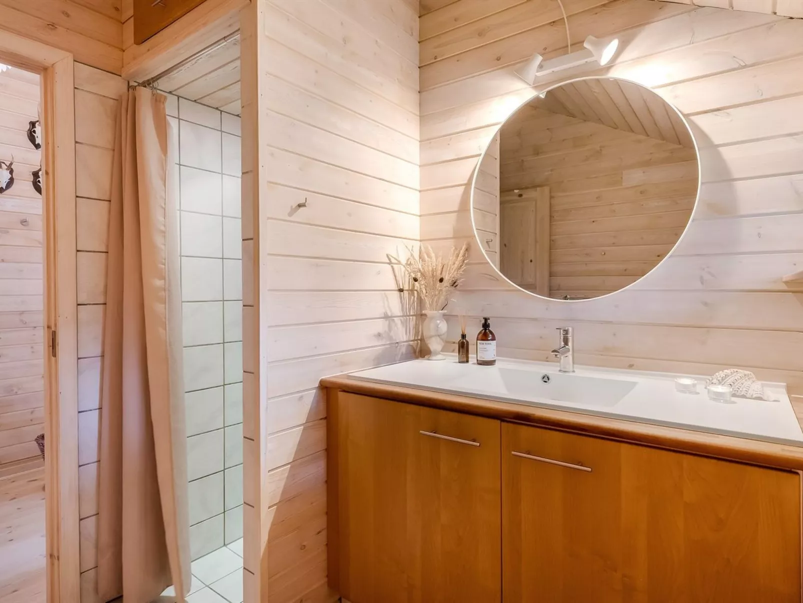 "Aman" - 700m to the fjord-Inside