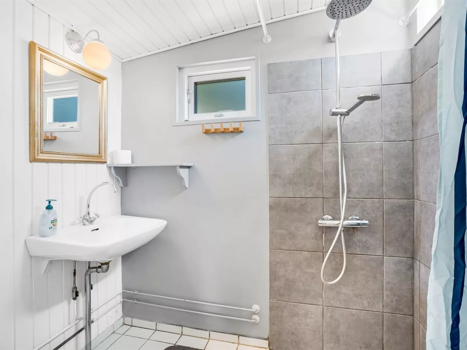 "Carly" - 100m from the sea-Drinnen