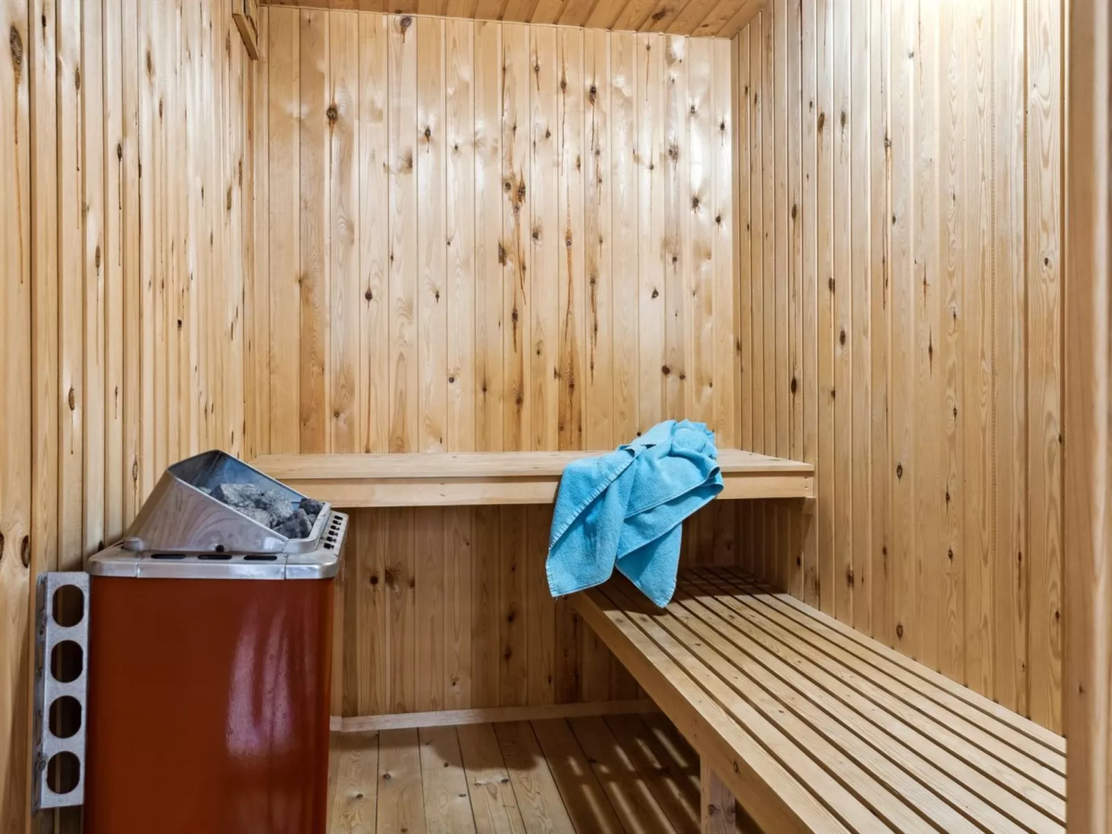 "Ginnie" - 300m from the sea-Inside