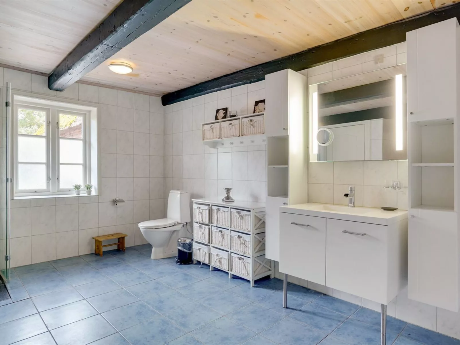 "Knut" - 10km from the sea-Inside