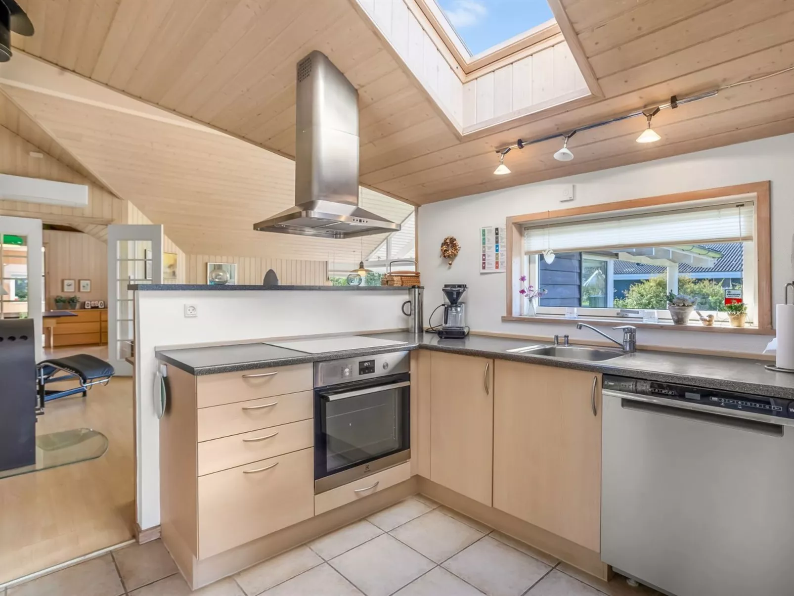 "Enid" - 700m from the sea-Inside