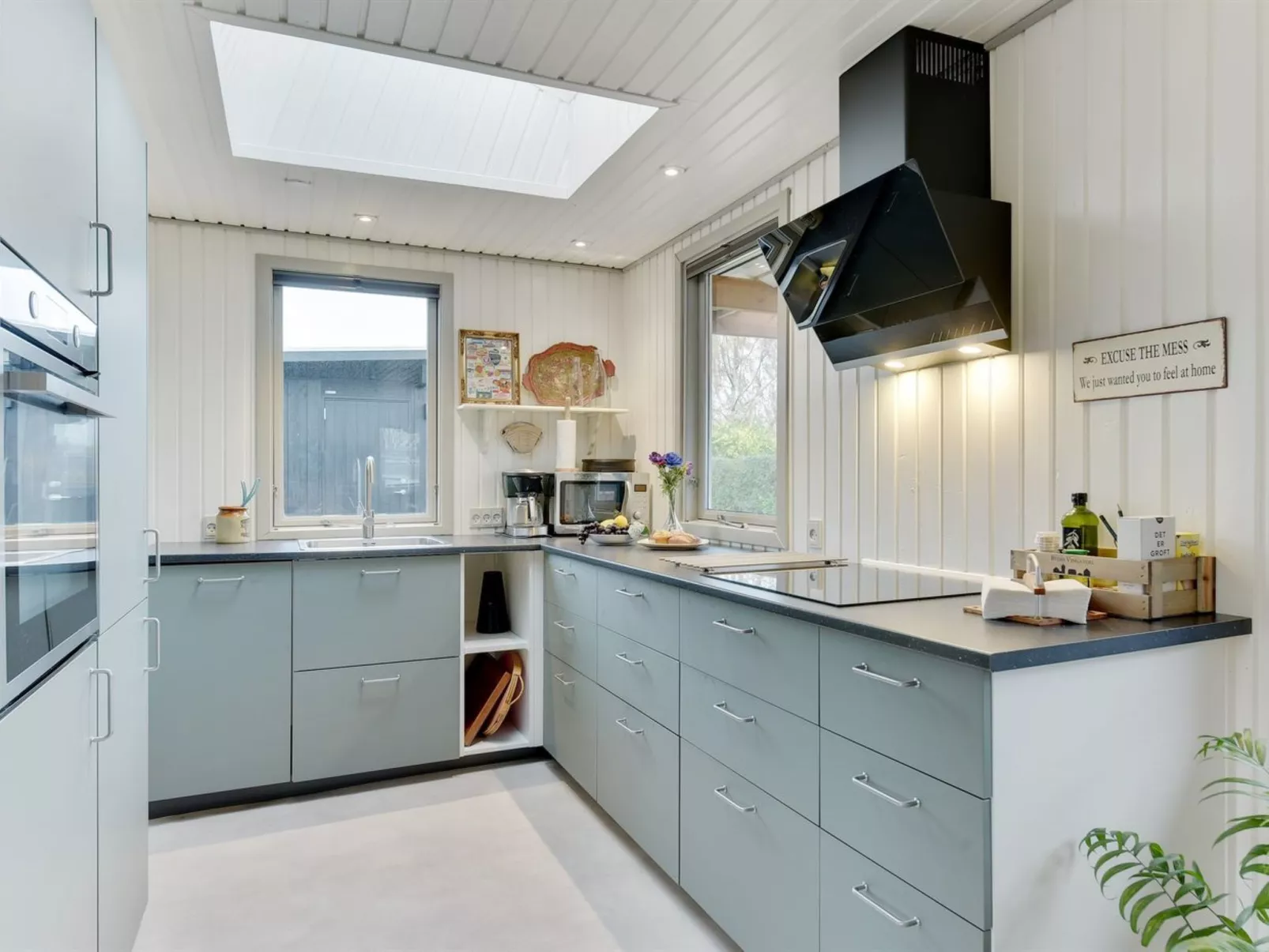 "Roar" - 500m from the sea-Drinnen