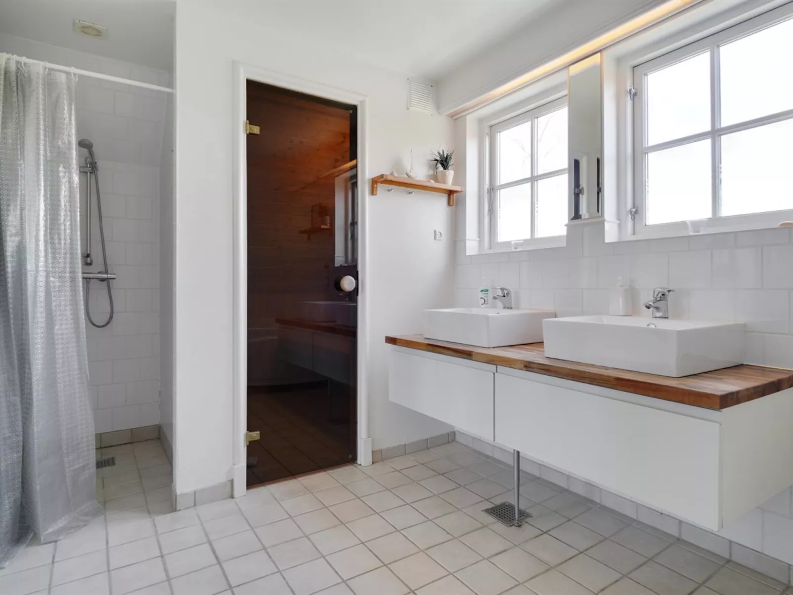 "Anniek" - 1km to the fjord-Inside