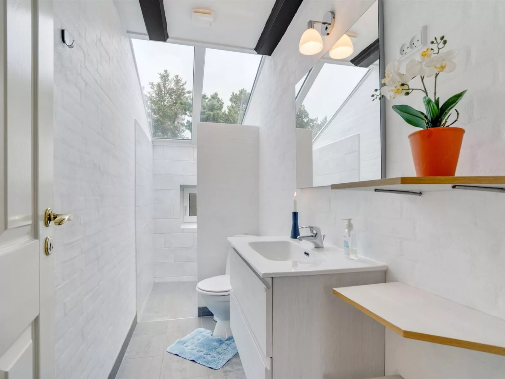 "Swening" - 2.1km from the sea-Drinnen