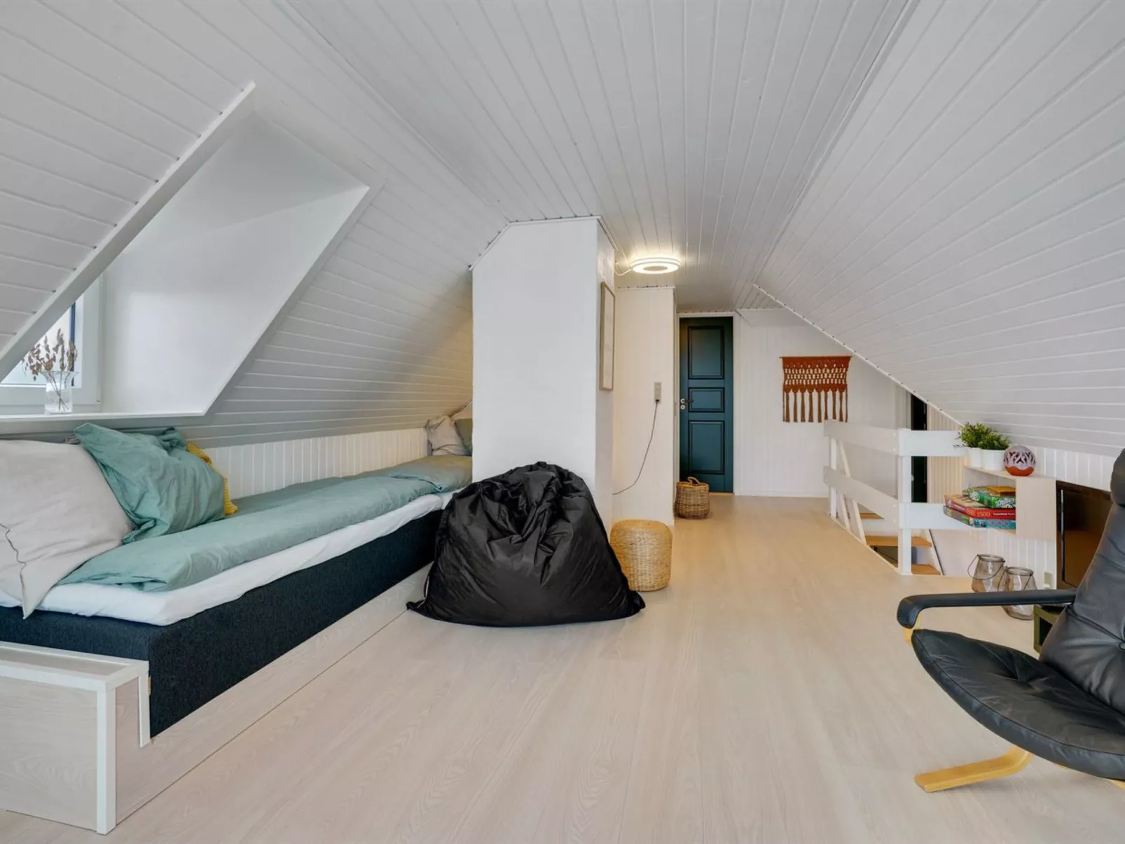 "Reiko" - 1.5km from the sea-Inside