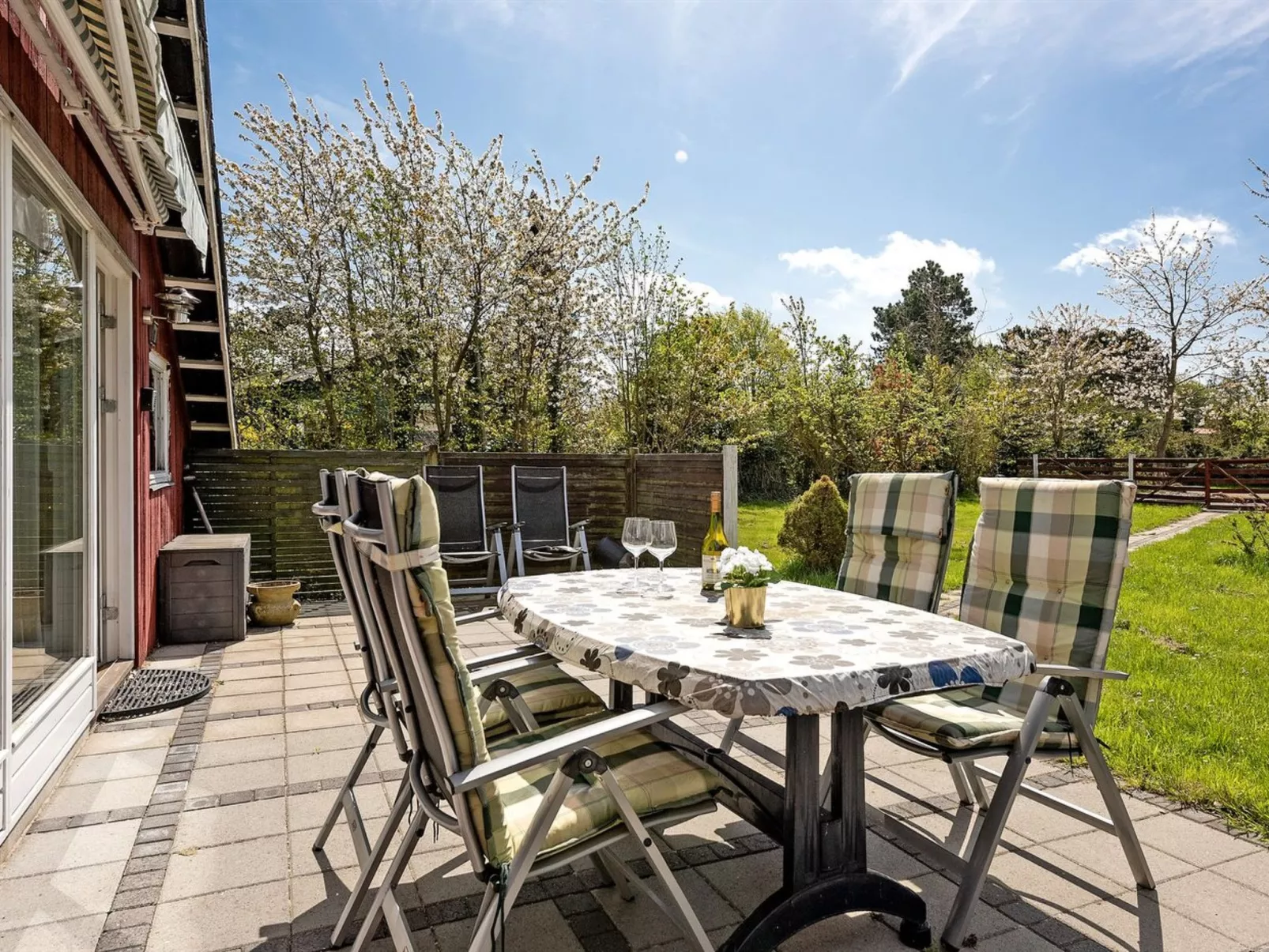 "Henna" - 550m to the fjord-Draußen