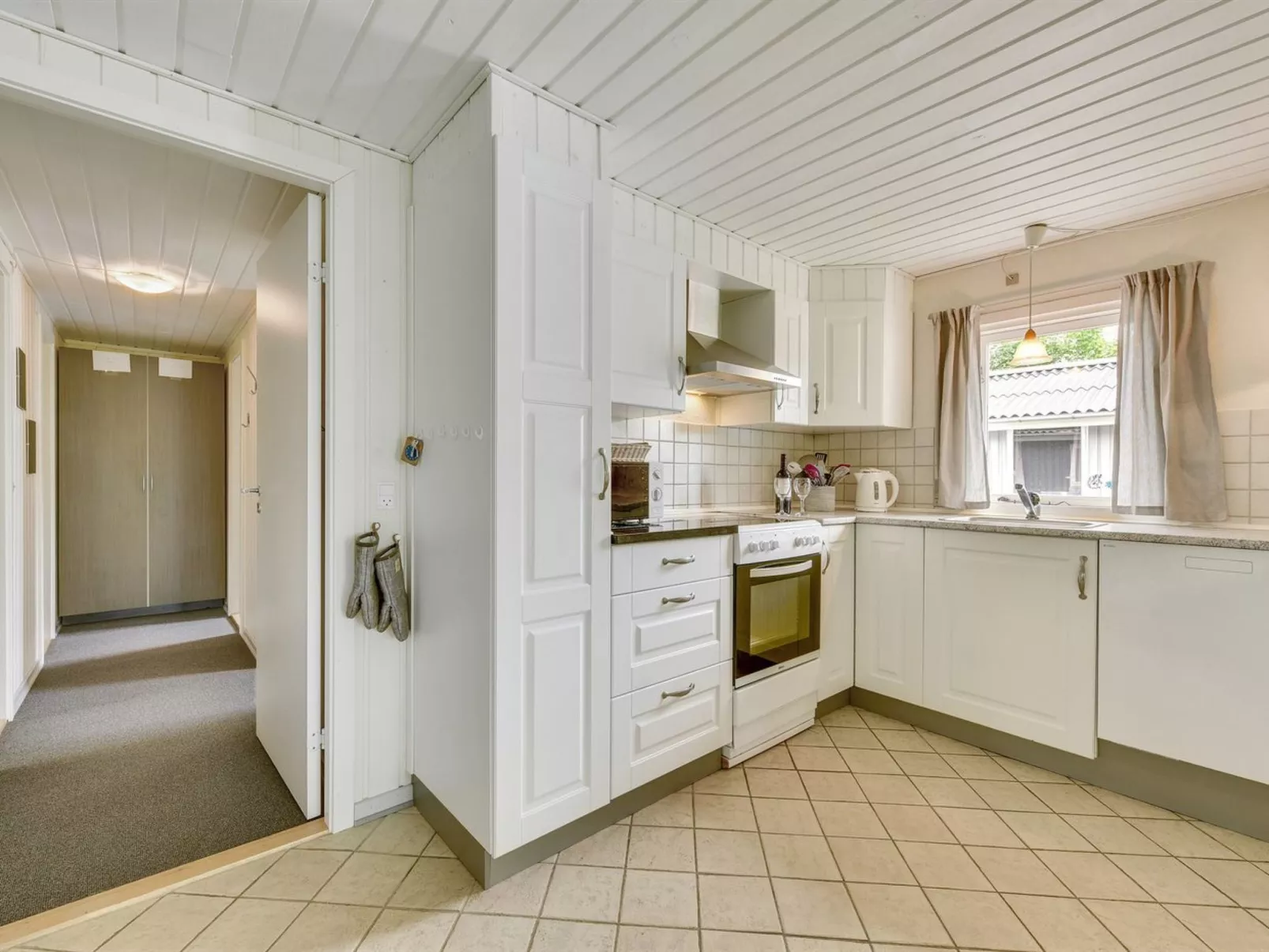 "Elizabeth" - 400m to the fjord-Inside