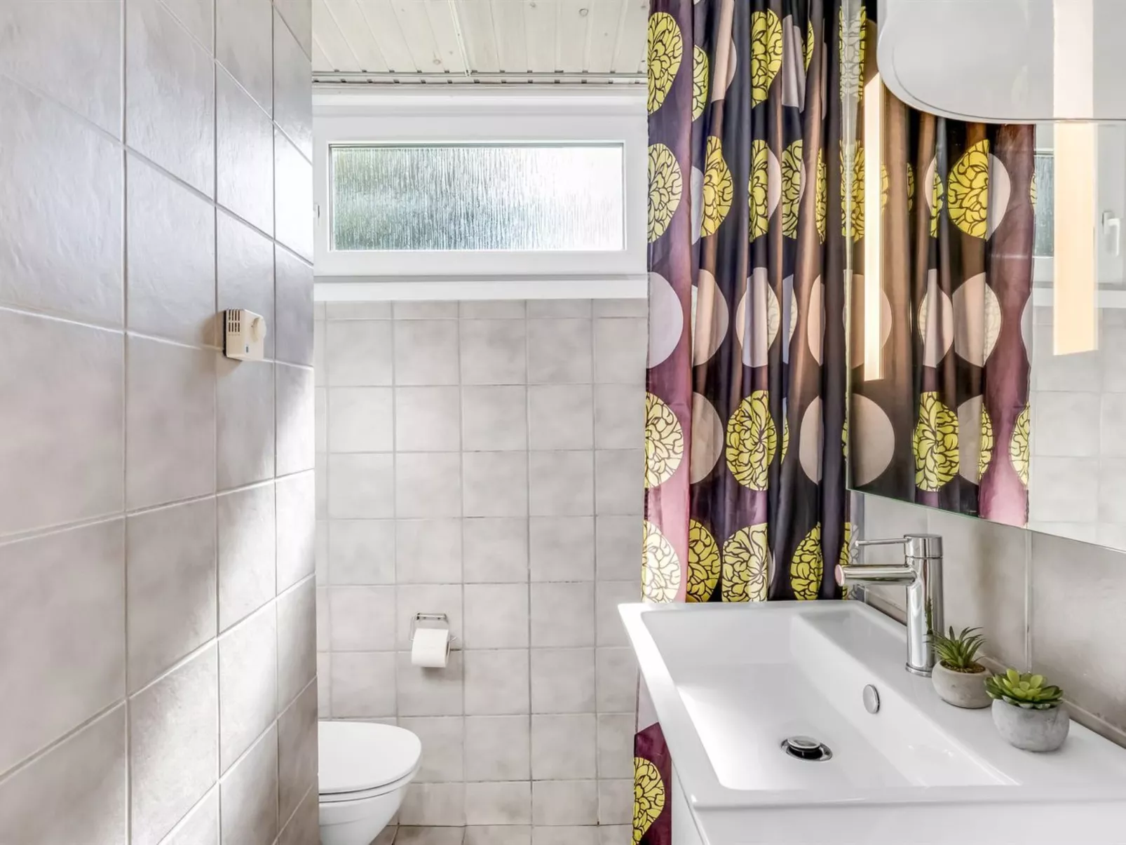 "Yall" - 1km from the sea-Inside