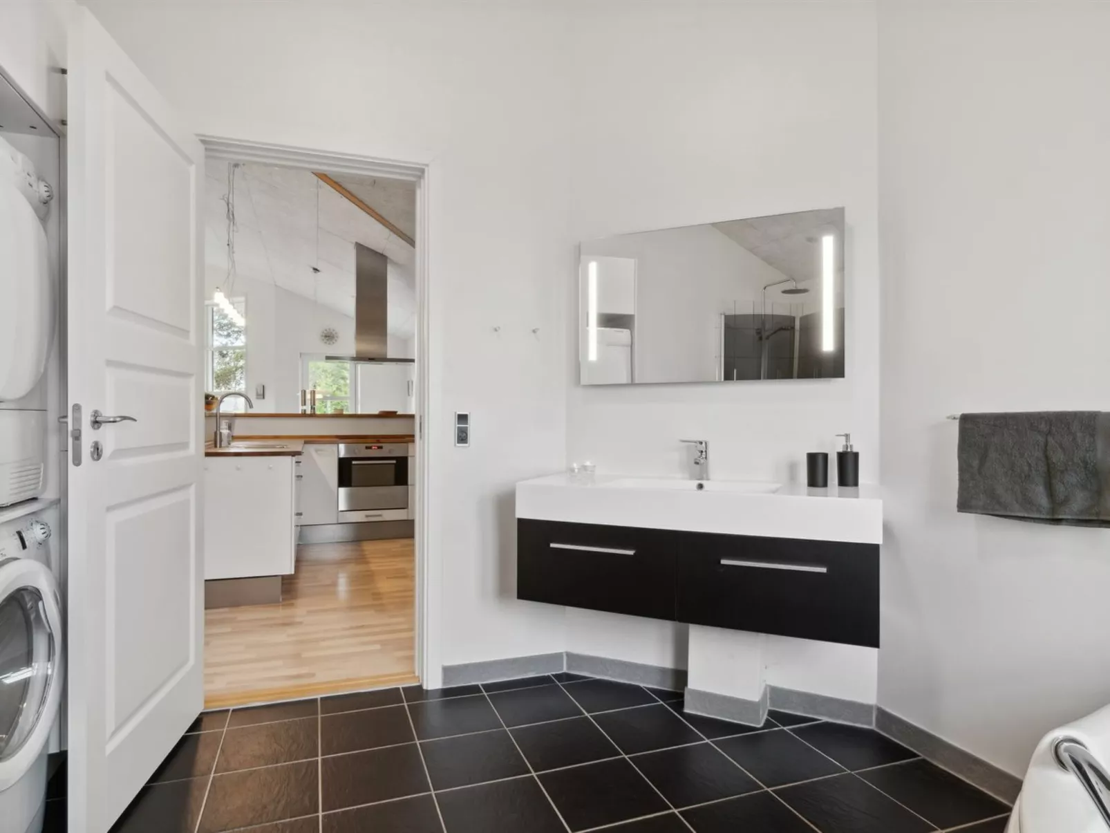 "Ljupco" - 500m to the fjord-Drinnen