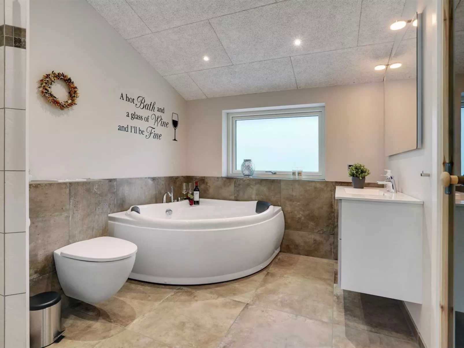 "Eylar" - 28km from the sea-Inside