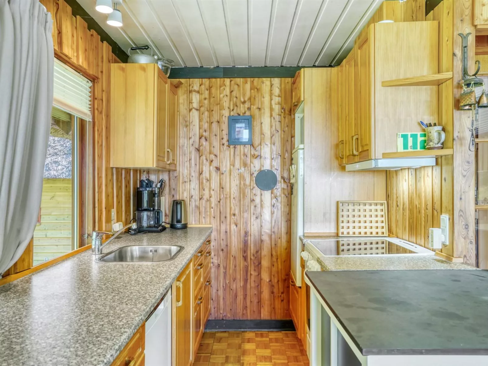 "Ingeborg" - 100m to the fjord-Drinnen