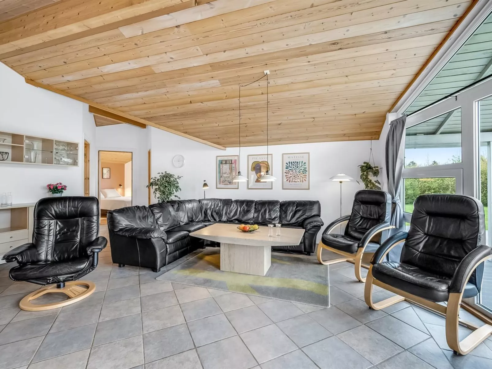 "Ingbritt" - 700m to the fjord-Drinnen