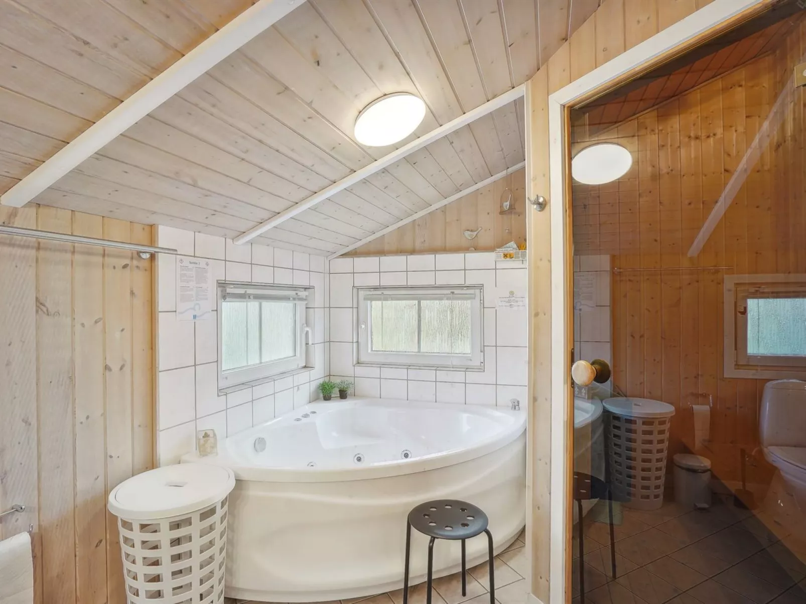 "Tinka" - 1.2km to the fjord-Inside