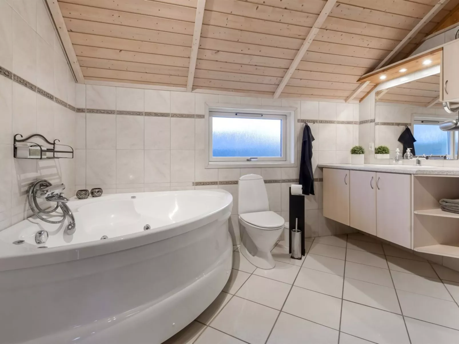 "Thit" - 1.2km to the fjord-Drinnen