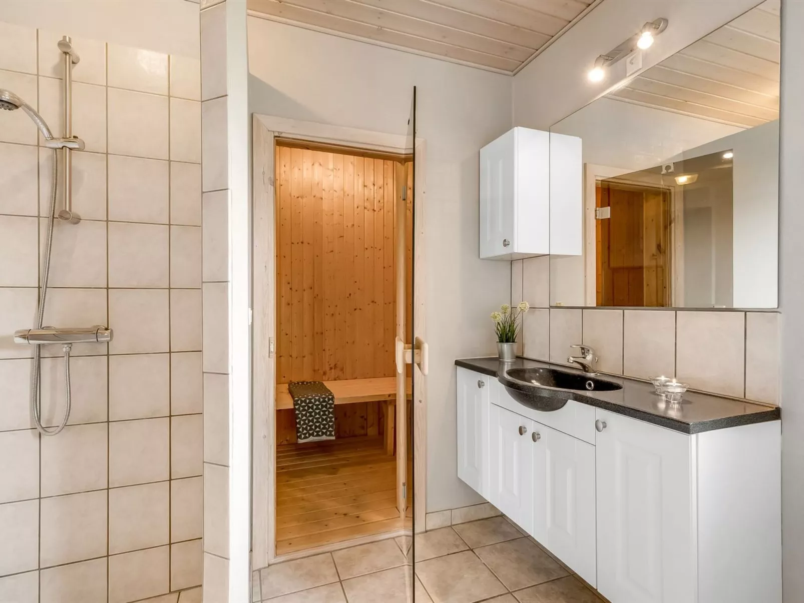 "Saara" - 700m to the fjord-Drinnen