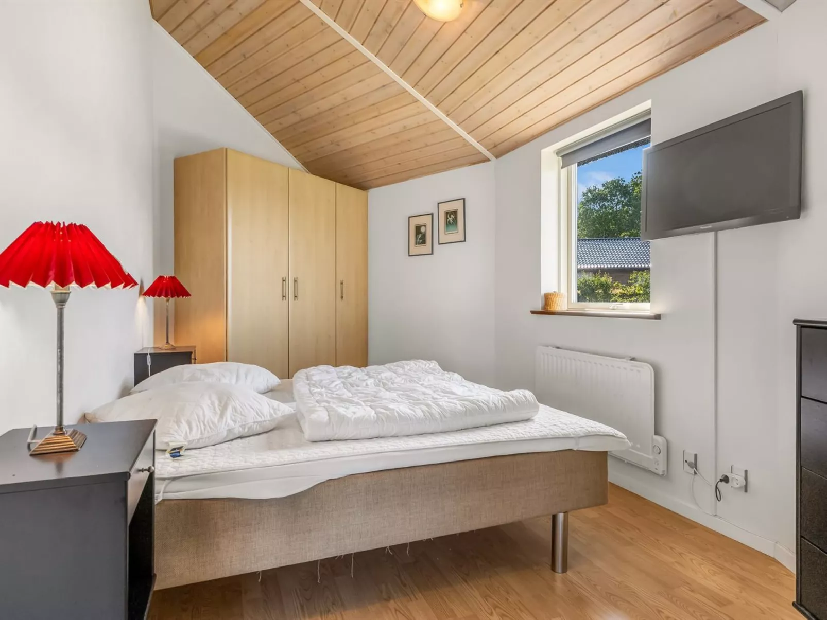 "Adrienne" - 35km from the sea-Inside