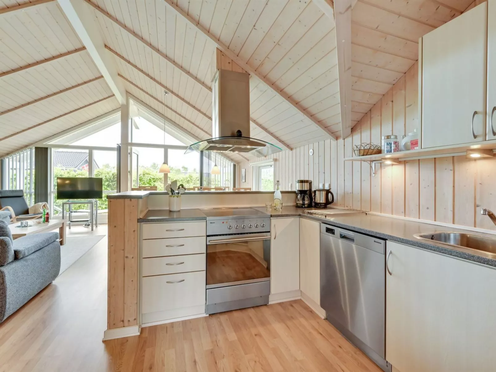 "Binna" - 1.2km to the fjord-Drinnen