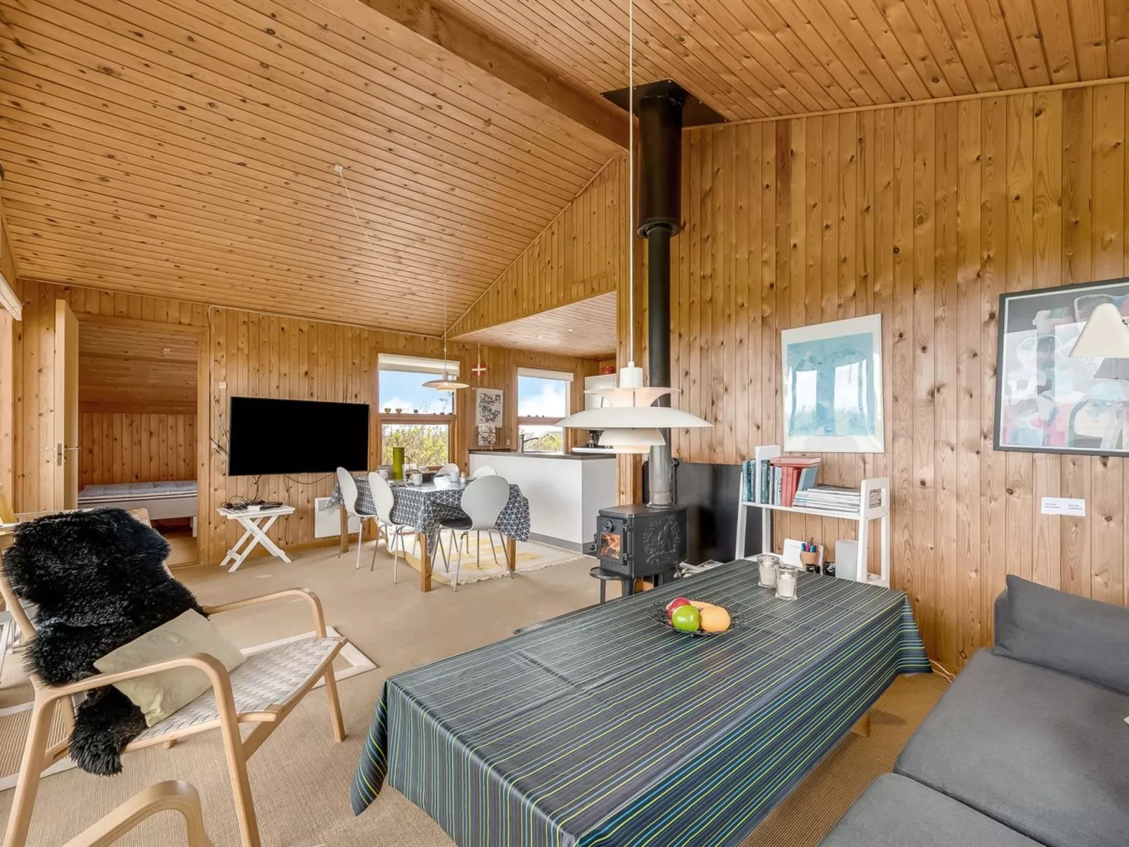 "Tanea" - 700m to the fjord-Drinnen