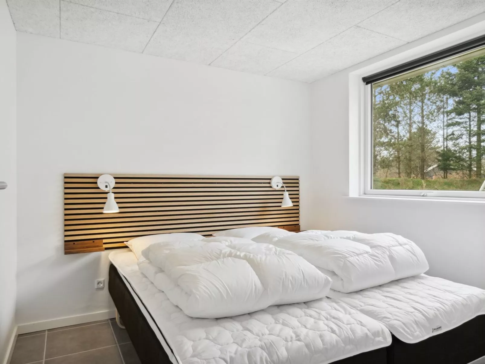 "Human" - 10.5km from the sea-Inside