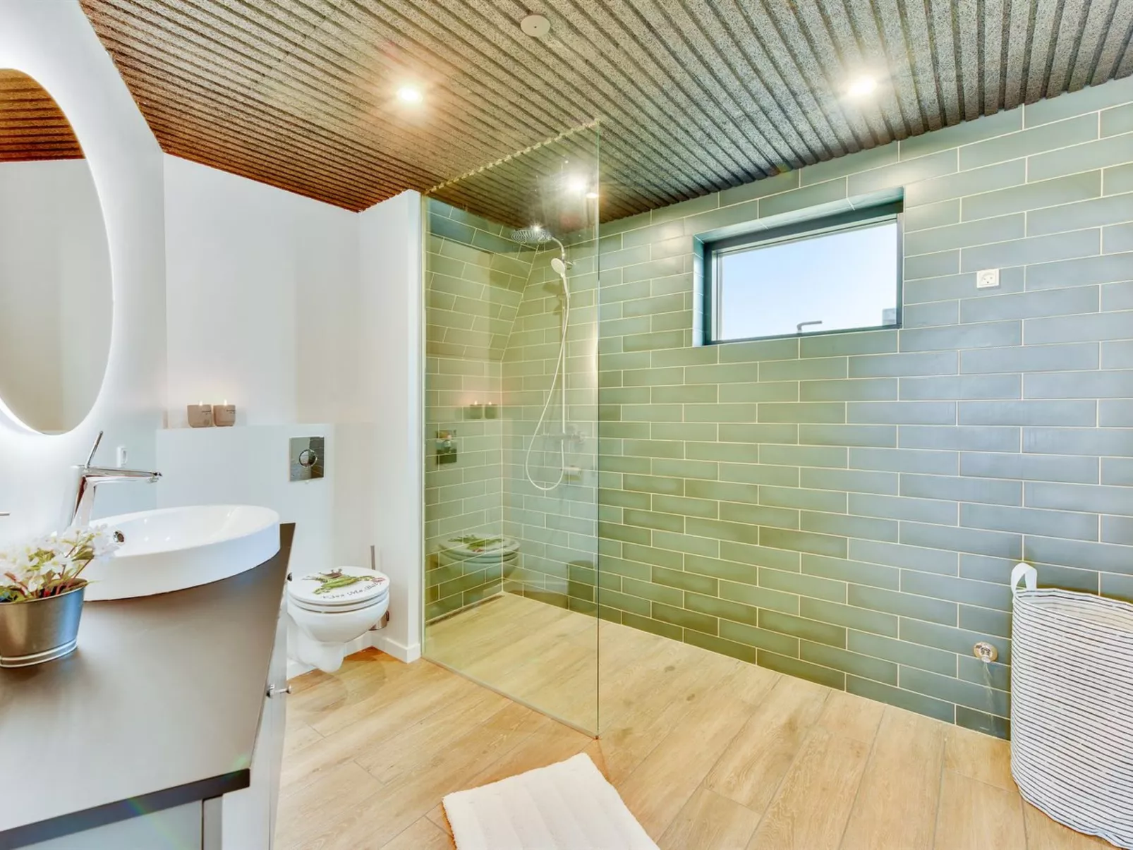 "Emilie" - 250m to the fjord-Drinnen