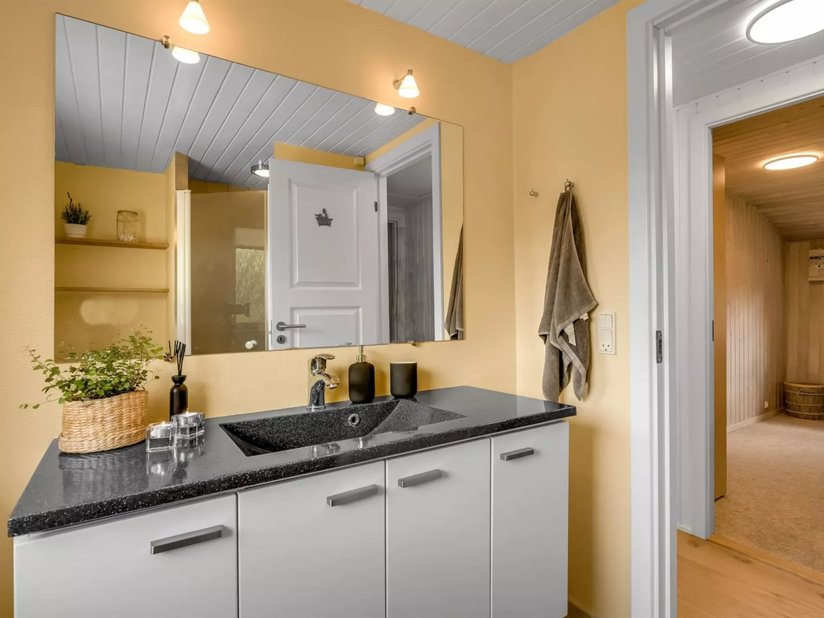 "Waghn" - 800m to the fjord-Dedans